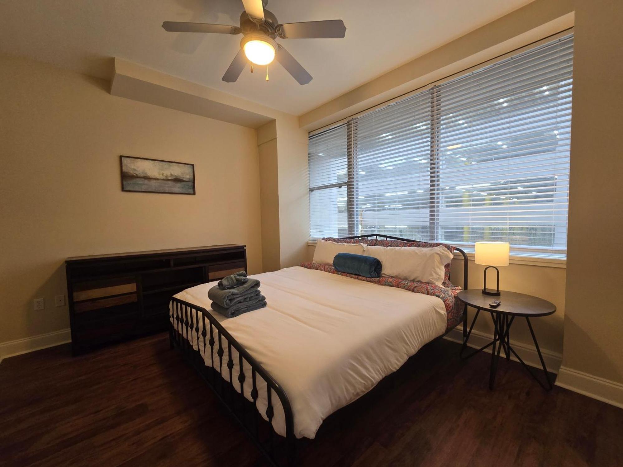 Amazing Condos Beautiful View 2 Blocks To French Quarter, Small Rooftop Pool, Gym, Seanger Theater, Super Dome, And Bourbon St 뉴올리언스 객실 사진