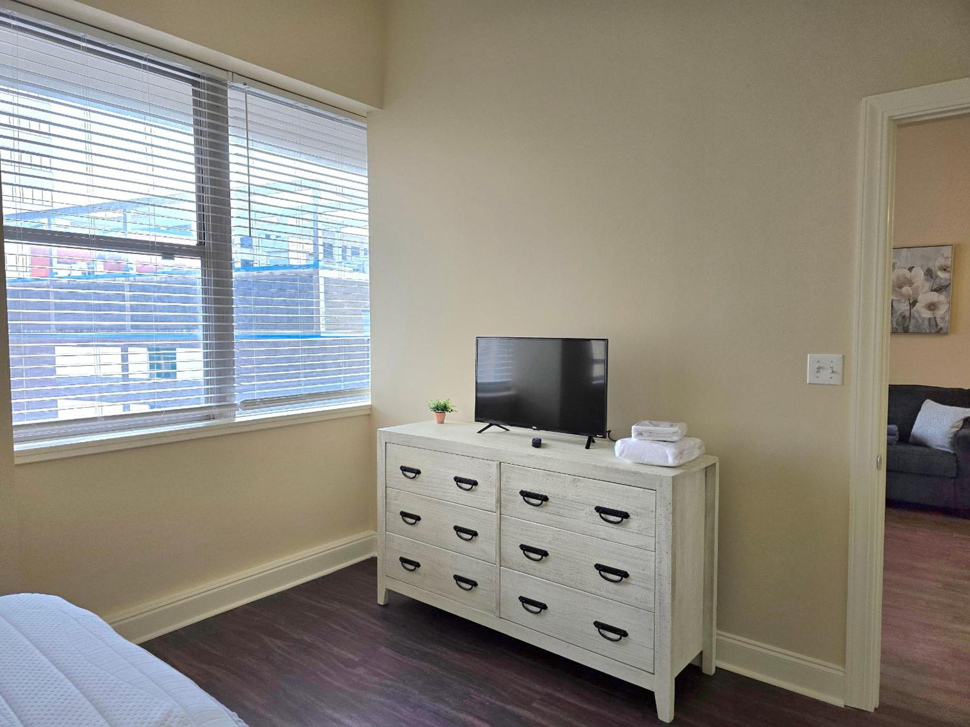 Amazing Condos Beautiful View 2 Blocks To French Quarter, Small Rooftop Pool, Gym, Seanger Theater, Super Dome, And Bourbon St 뉴올리언스 객실 사진