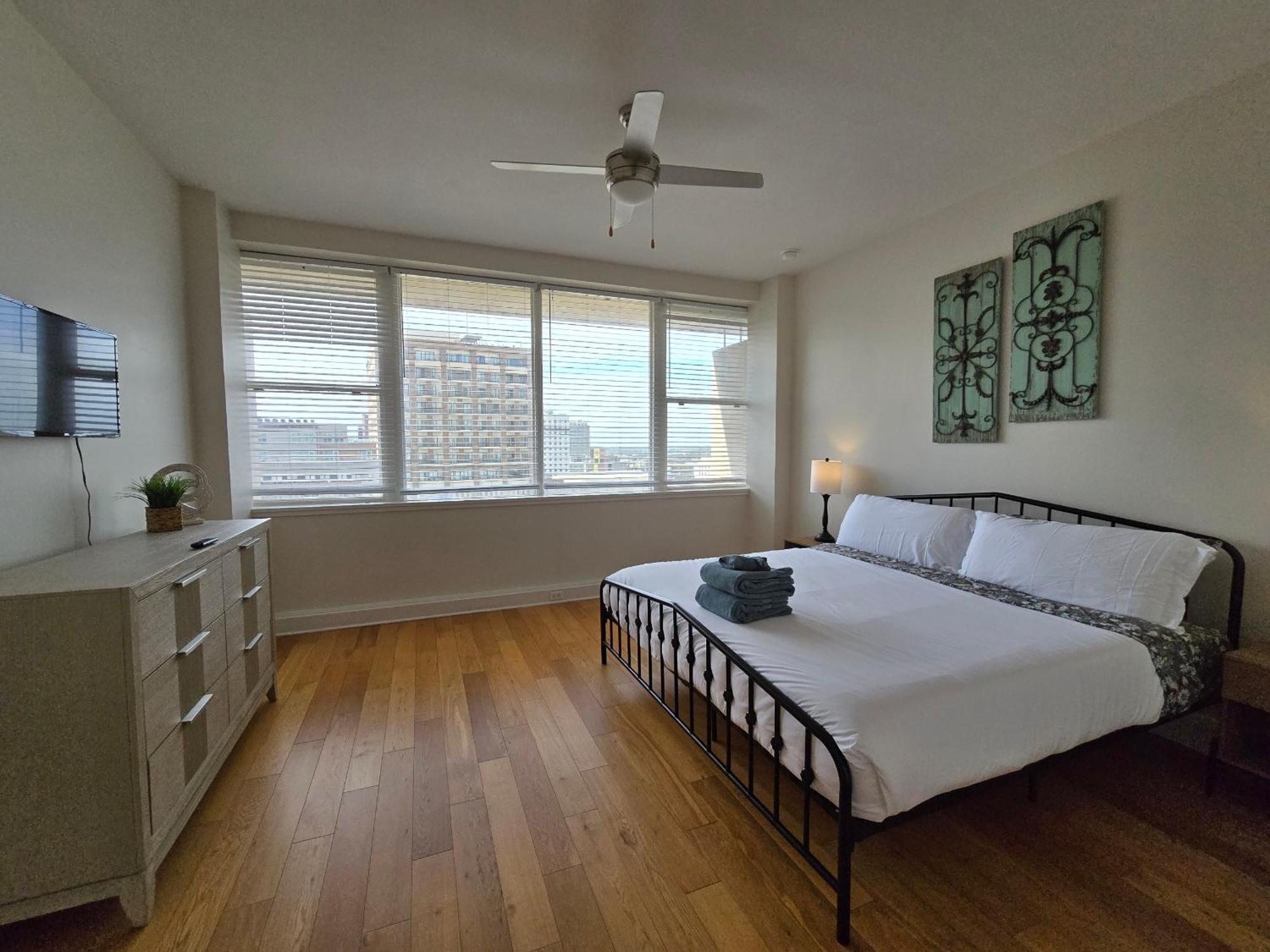 Amazing Condos Beautiful View 2 Blocks To French Quarter, Small Rooftop Pool, Gym, Seanger Theater, Super Dome, And Bourbon St 뉴올리언스 객실 사진