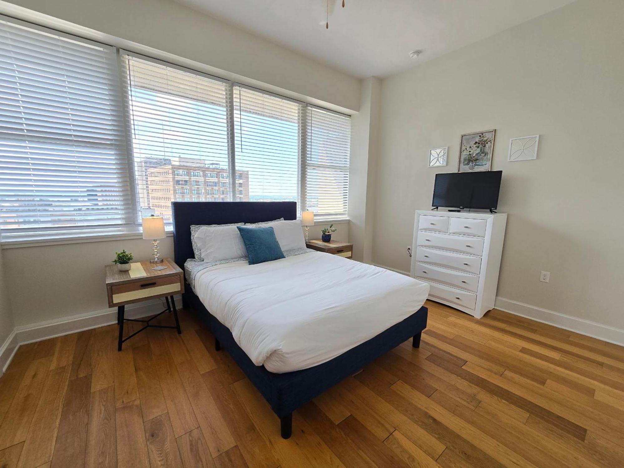 Amazing Condos Beautiful View 2 Blocks To French Quarter, Small Rooftop Pool, Gym, Seanger Theater, Super Dome, And Bourbon St 뉴올리언스 객실 사진