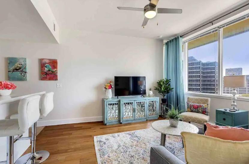 Amazing Condos Beautiful View 2 Blocks To French Quarter, Small Rooftop Pool, Gym, Seanger Theater, Super Dome, And Bourbon St 뉴올리언스 객실 사진