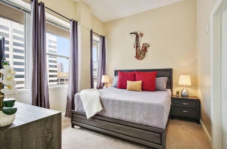 Amazing Condos Beautiful View 2 Blocks To French Quarter, Small Rooftop Pool, Gym, Seanger Theater, Super Dome, And Bourbon St 뉴올리언스 외부 사진