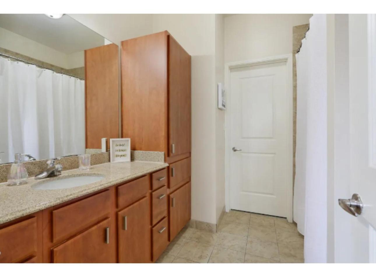 Amazing Condos Beautiful View 2 Blocks To French Quarter, Small Rooftop Pool, Gym, Seanger Theater, Super Dome, And Bourbon St 뉴올리언스 객실 사진