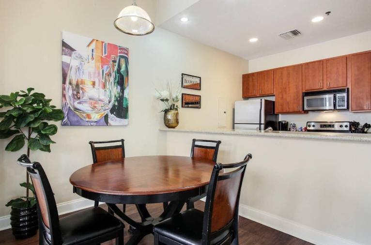 Amazing Condos Beautiful View 2 Blocks To French Quarter, Small Rooftop Pool, Gym, Seanger Theater, Super Dome, And Bourbon St 뉴올리언스 객실 사진