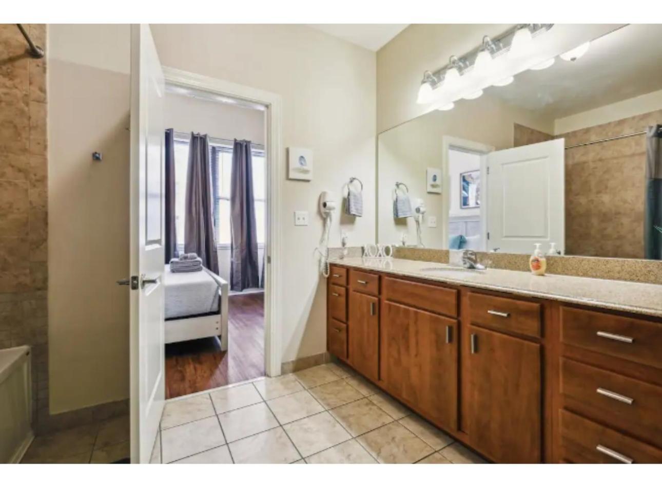 Amazing Condos Beautiful View 2 Blocks To French Quarter, Small Rooftop Pool, Gym, Seanger Theater, Super Dome, And Bourbon St 뉴올리언스 객실 사진