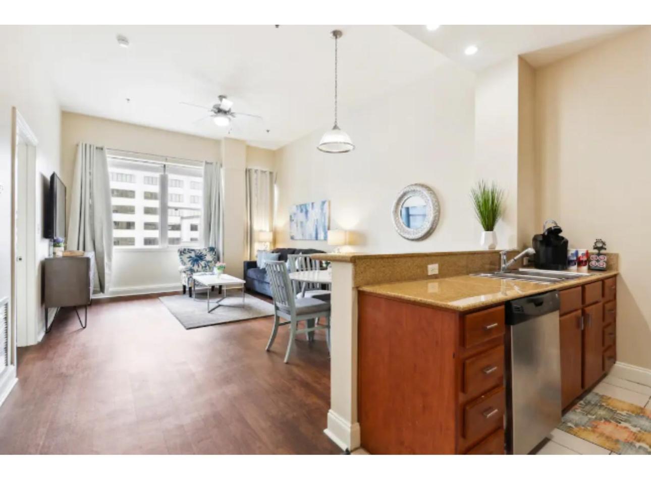 Amazing Condos Beautiful View 2 Blocks To French Quarter, Small Rooftop Pool, Gym, Seanger Theater, Super Dome, And Bourbon St 뉴올리언스 객실 사진