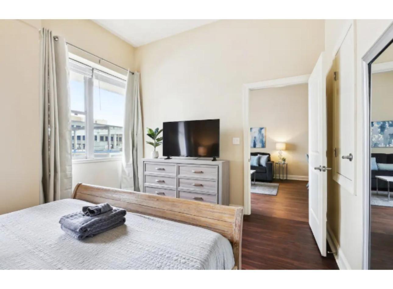 Amazing Condos Beautiful View 2 Blocks To French Quarter, Small Rooftop Pool, Gym, Seanger Theater, Super Dome, And Bourbon St 뉴올리언스 객실 사진
