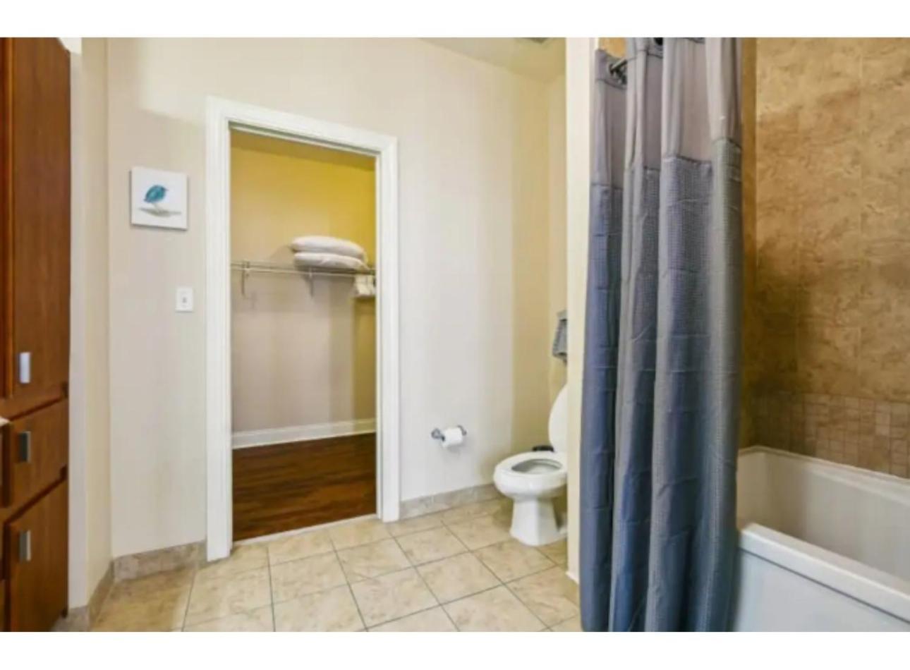 Amazing Condos Beautiful View 2 Blocks To French Quarter, Small Rooftop Pool, Gym, Seanger Theater, Super Dome, And Bourbon St 뉴올리언스 객실 사진