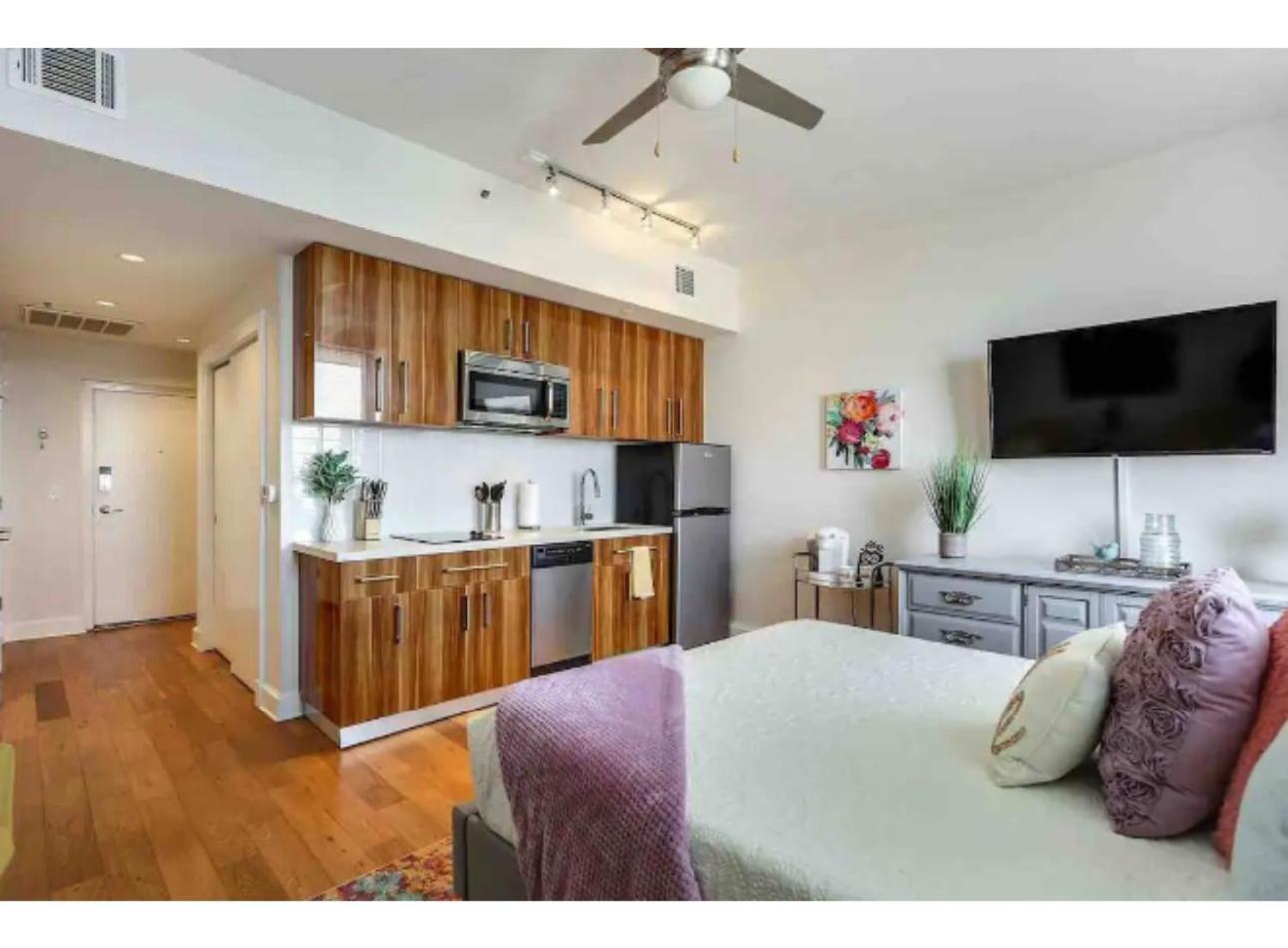 Amazing Condos Beautiful View 2 Blocks To French Quarter, Small Rooftop Pool, Gym, Seanger Theater, Super Dome, And Bourbon St 뉴올리언스 객실 사진