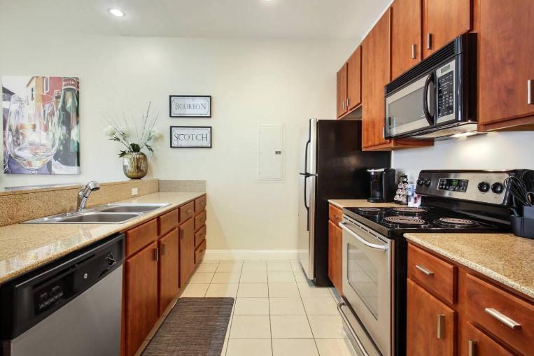 Amazing Condos Beautiful View 2 Blocks To French Quarter, Small Rooftop Pool, Gym, Seanger Theater, Super Dome, And Bourbon St 뉴올리언스 객실 사진
