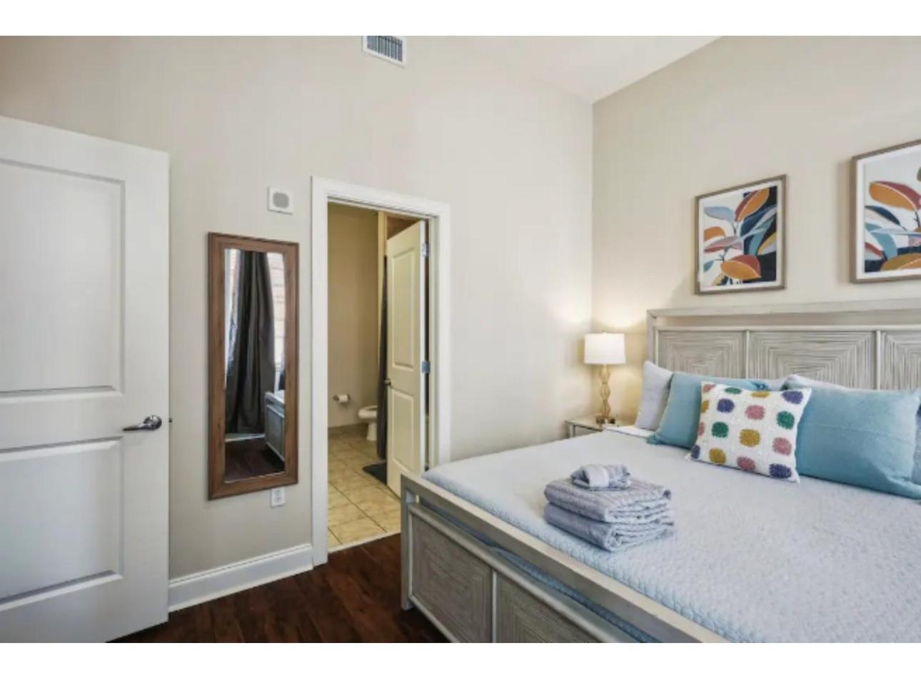 Amazing Condos Beautiful View 2 Blocks To French Quarter, Small Rooftop Pool, Gym, Seanger Theater, Super Dome, And Bourbon St 뉴올리언스 객실 사진