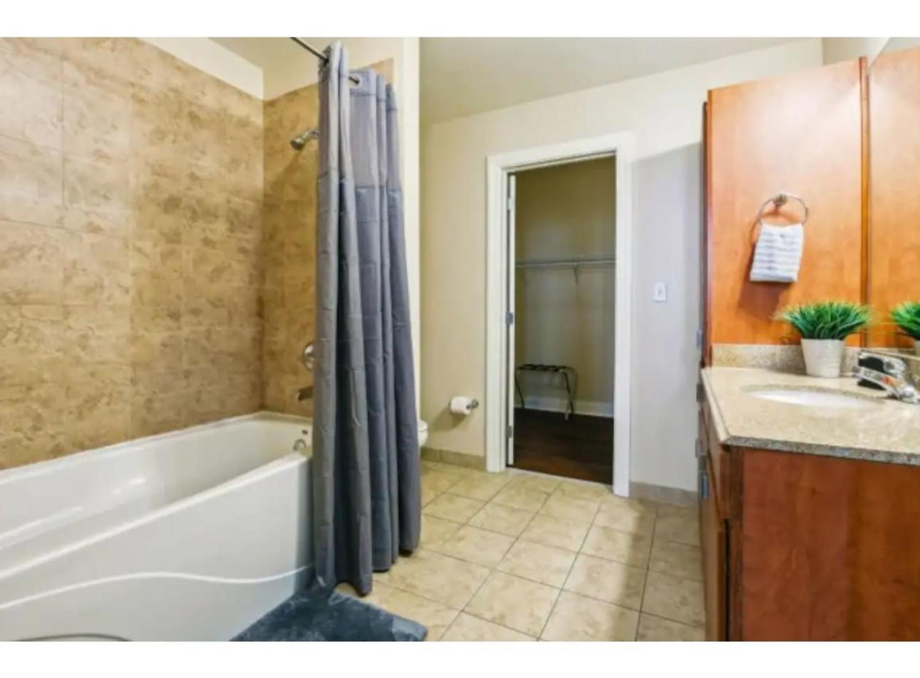 Amazing Condos Beautiful View 2 Blocks To French Quarter, Small Rooftop Pool, Gym, Seanger Theater, Super Dome, And Bourbon St 뉴올리언스 객실 사진
