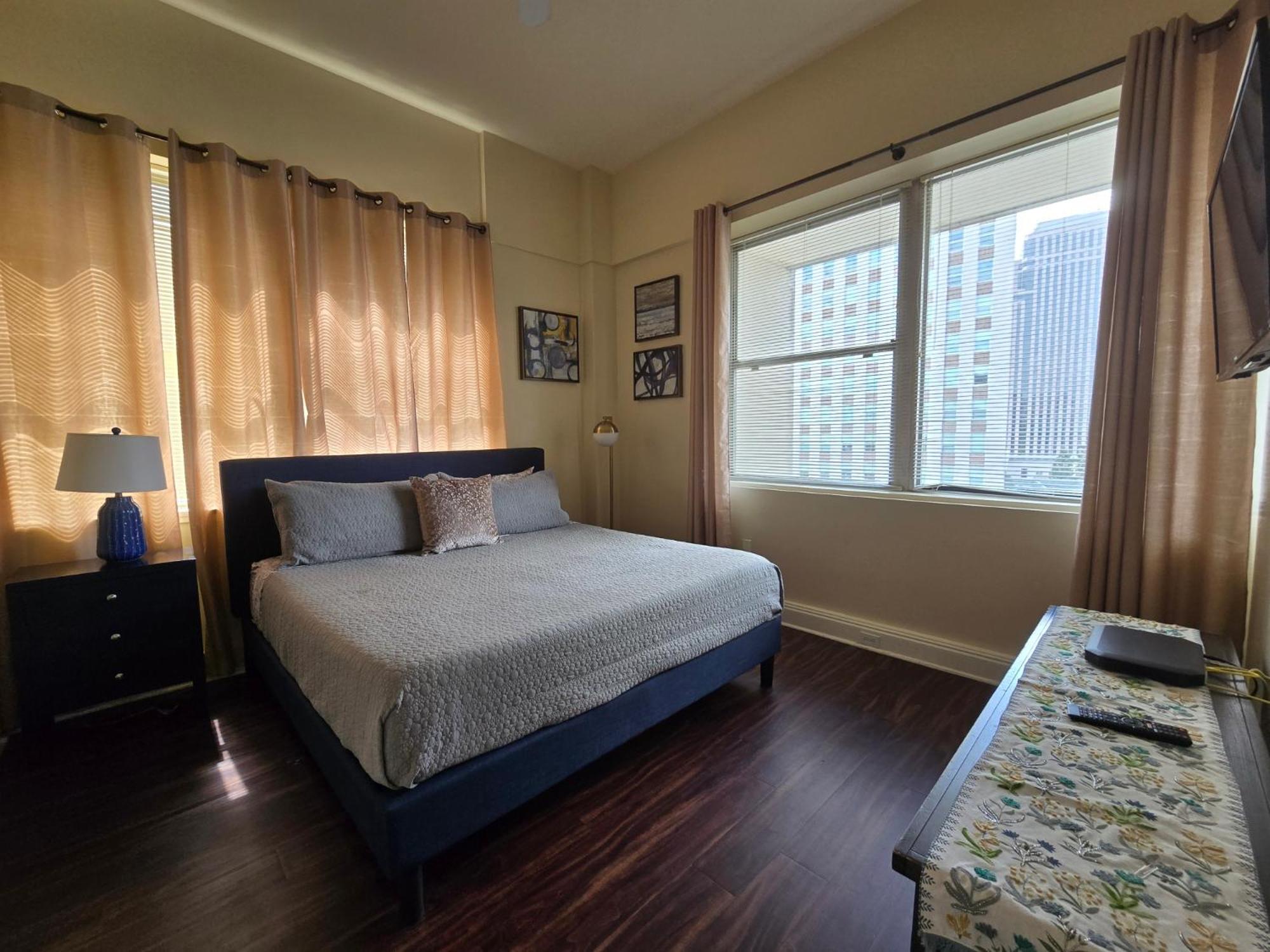 Amazing Condos Beautiful View 2 Blocks To French Quarter, Small Rooftop Pool, Gym, Seanger Theater, Super Dome, And Bourbon St 뉴올리언스 객실 사진